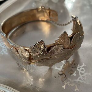 Gorgeous MCM unsigned vintage gold maple leaf bangle bracelet w/safety chain